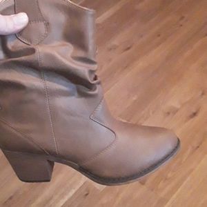 Womens size 9 heeled cowboy boots